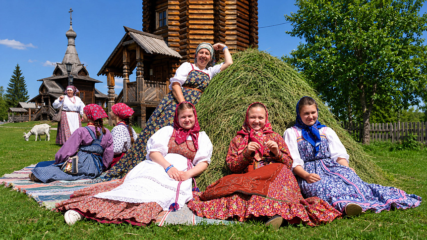 девушки в славянских костюмах